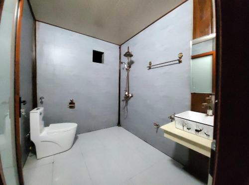 ein Bad mit einem WC und einem Waschbecken in der Unterkunft Mạ Homestay riverside in Thanh Hóa