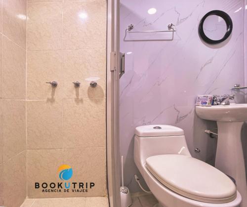 La salle de bains est pourvue de toilettes et d'un lavabo. dans l'établissement Aparthotel 2km Parque del Café BOOKUTRIP, à Montenegro