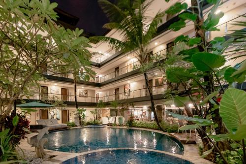 una piscina cubierta en un edificio con plantas en Amaroossa Suite Bali, en Nusa Dua