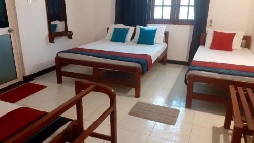 - une chambre avec 2 lits dans l'établissement Greeno Lanka, à Anurâdhapura