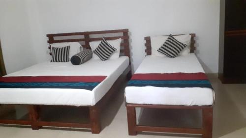 - 2 lits jumeaux installés côte à côte dans une pièce dans l'établissement Greeno Lanka, à Anurâdhapura