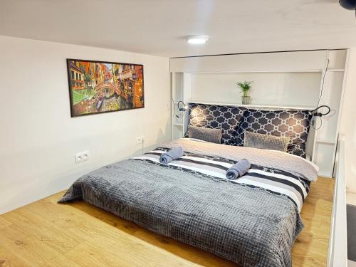 Postel nebo postele na pokoji v ubytování Free Parking - Cozy apartment near Vyšehrad Railway Bridge
