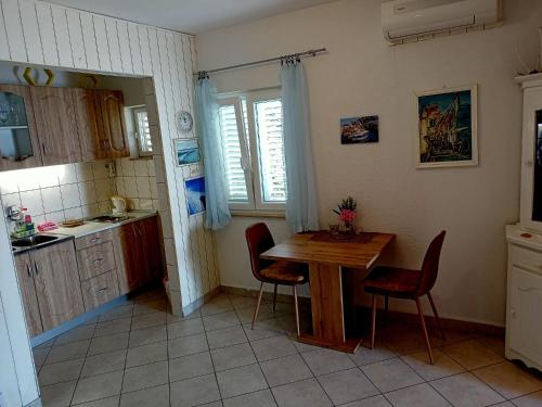 Kuchyň nebo kuchyňský kout v ubytování Apartment Zdravko - 5 m from beach