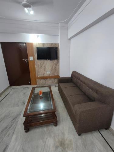 uma sala de estar com um sofá e uma mesa de centro em RK homestay em Udaipur
