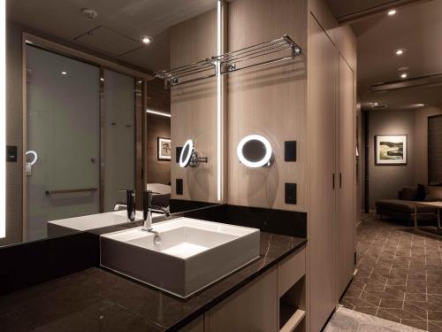 baño con lavabo y espejo grande en Y-HOTEL - Vacation STAY 32617v, en Hiroshima