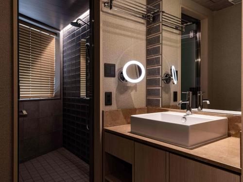 y baño con lavabo blanco grande y ducha. en Y-HOTEL - Vacation STAY 22330v en Hiroshima