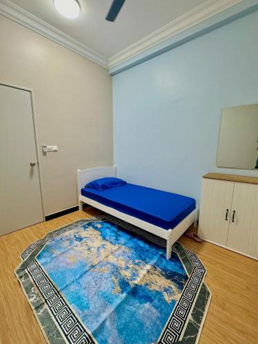 um quarto com uma cama e um tapete no chão em 3N Homestay Putrajaya em Putrajaya