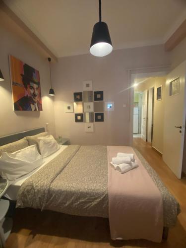 ein Schlafzimmer mit einem Bett mit zwei Handtüchern darauf in der Unterkunft ATHENS CITY THEMIS 4 in Athen