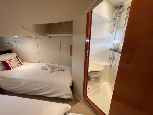 um pequeno quarto com uma cama e uma banheira em Motor Boat Accommodation em Torquay