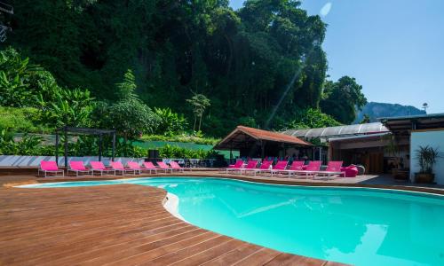 una piscina con sillas y un pabellón en Base Ao Nang Beachfront Hostel, en Ao Nang Beach