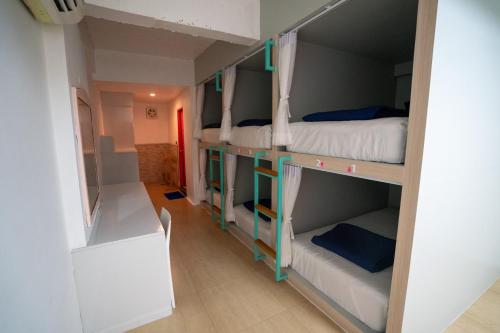 Katil atau katil-katil dalam bilik di Base Party Hostel