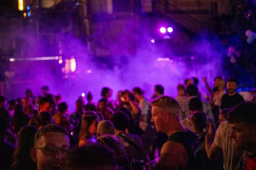 Tetamu yang menginap di Base Party Hostel