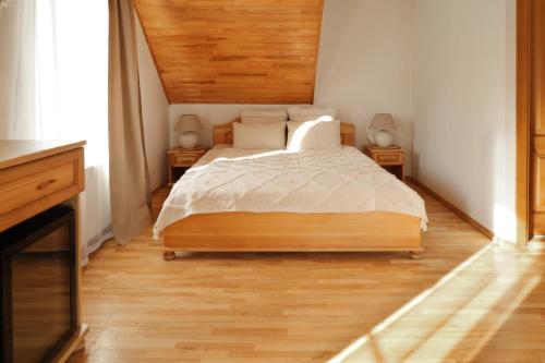 sypialnia z łóżkiem i 2 szafkami nocnymi w obiekcie Prie Mariu w mieście Nida