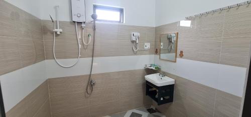 uma casa de banho com um chuveiro e um lavatório. em Sunrise Dốc Lết em Ninh Hai