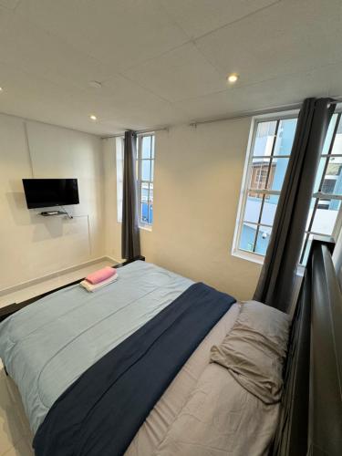 um quarto com uma cama e uma televisão na parede em THE VIEW APPARTMENTS em Willemstad