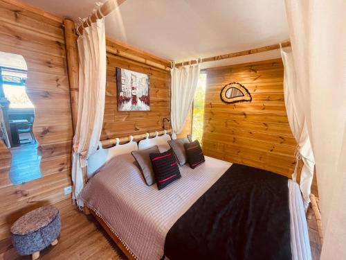 Gîte Paradis Lé Laにあるベッド