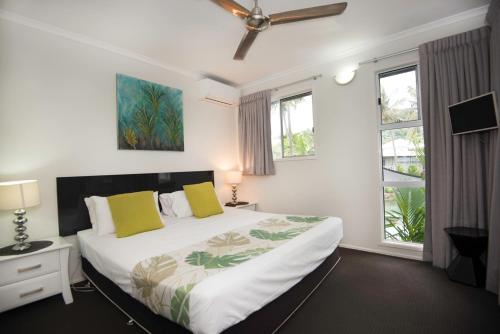 Postel nebo postele na pokoji v ubytování Marlin Cove Holiday Apartments