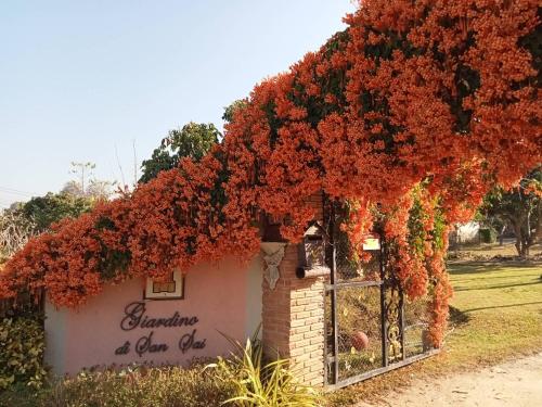 un edificio con un ramo de flores rojas. en Giardino Di San Sai en Chiang Mai