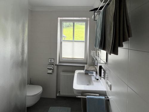 A bathroom at Apartmenthaus Oberlehen