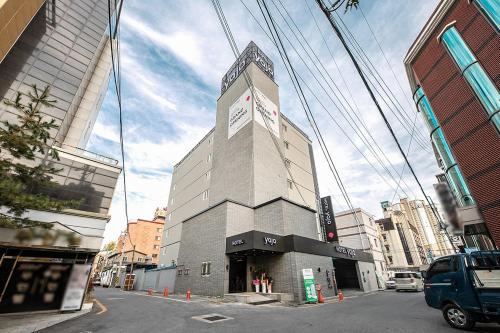 a tall building in the middle of a street at Hotel Yaja Terminal Branch in Jeonju