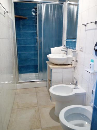 a bathroom with a sink and a toilet and a shower at Vivere il mare in Palinuro