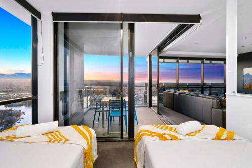 Duas camas num quarto com varanda em No Parking - Converted Two Bedroom Apartment - Amazing Hinterland Views - Circle on Cavill - Wow Stay em Gold Coast