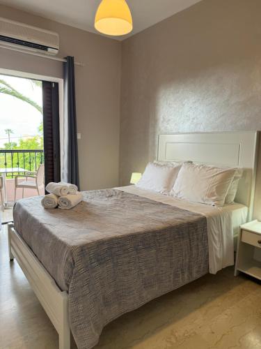 a bedroom with a large bed with towels on it at Elizabeth Roda in Roda