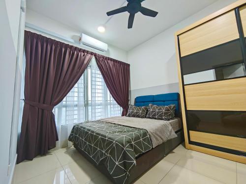 - une chambre avec un lit et un ventilateur de plafond dans l'établissement Razak City 2 or 3 bedroom KLCC View Sungai Besi, Kuala Lumpur, à Kuala Lumpur
