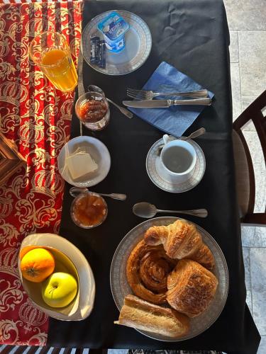 une table avec une nappe noire et de la nourriture dans l'établissement Marwan, à Sargé Les Le Mans 