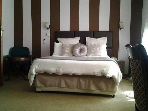 Leopards road room في لوساكا: غرفة نوم بسرير كبير عليها يقطينة