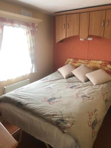 a bedroom with a large bed with avertisementatronatronstrationstrationstration at 18 Gannet Grove Haven thornwickbay Flamborough Bridlington east coast in Flamborough