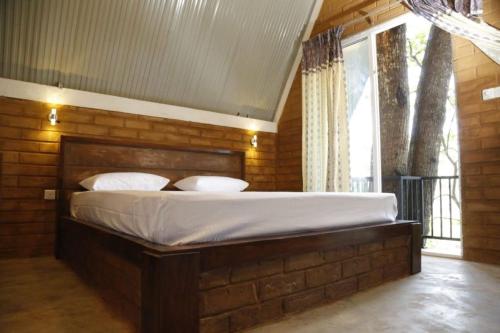 Säng eller sängar i ett rum på Bambaragala Eco Lodges