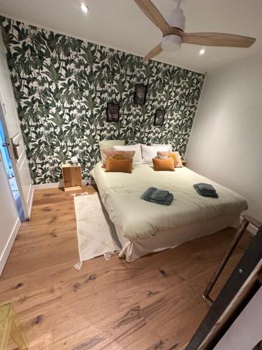 1 dormitorio con 1 cama con papel pintado verde y blanco en Casa Costa en Barbaggio