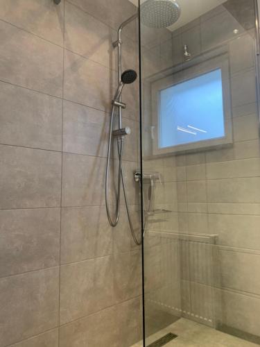 a shower with a television in a bathroom at Schöne zwei Zimmer Wohnung in Walldorf