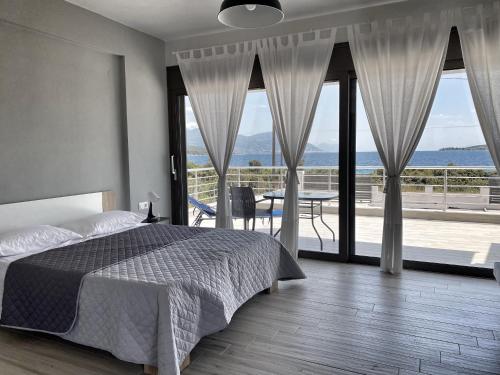 1 dormitorio con cama y vistas al océano en Maurizio's Villa, en Yiáltra