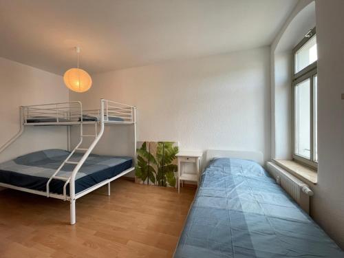 ein Schlafzimmer mit Etagenbett und Fenster in der Unterkunft Wohnglück Dresden in Dresden