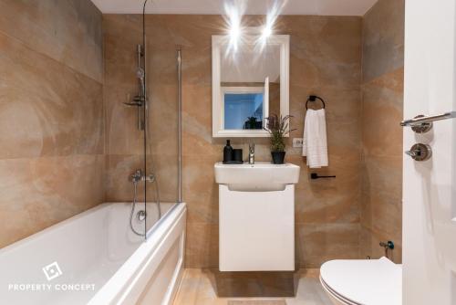 ein Badezimmer mit Badewanne, Waschbecken und Dusche in der Unterkunft Central Residence Apartment 1011 in Vatra Mînăstirii Cotroceni