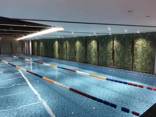 Mercure Shenzhen Nanshanの敷地内または近くにあるプール
