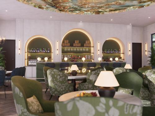 un restaurant avec des chaises vertes et un bar dans l'établissement Nawab Estate Resort and Residencia, à Lassān
