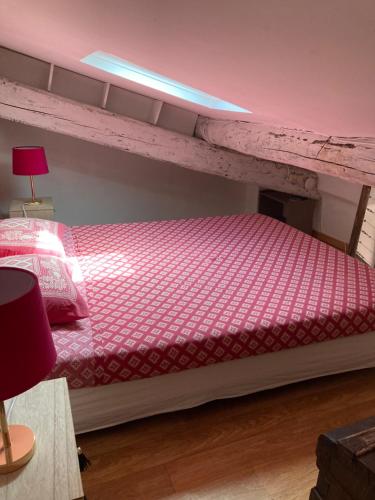 - une chambre avec des lits superposés et une couette rouge dans l'établissement Studio mezzanine au centre ville tous près du port, à Antibes