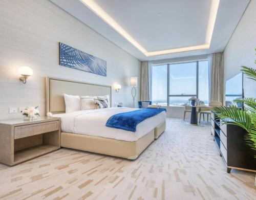 Un dormitorio con una cama grande y una ventana grande en Palm Tower Stylish Studio02 with Sea View Infinity Pool, en Dubái