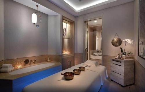 y baño con bañera, cama y bañera. en Palm Tower Stylish Studio02 with Sea View Infinity Pool, en Dubái