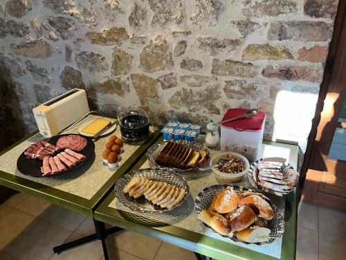 - une table avec différents types de pâtisseries dans l'établissement Château Lou Cante Perdrix, à La Vernarède