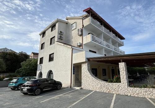 Villa Samac في تروغير: مبنى فيه سيارة متوقفة في موقف للسيارات