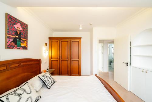 a bedroom with a bed with a wooden headboard at Shanghai Yi Du B&B -Family - Friendly Suite Close to People's Square and Subway in Shanghai