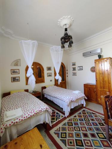 เตียงในห้องที่ Alexander Lodge