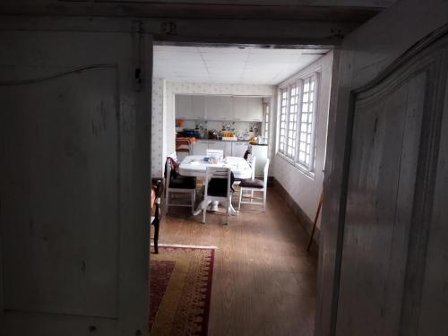 Habitación con mesa y comedor. en Choudhry House, en Multán