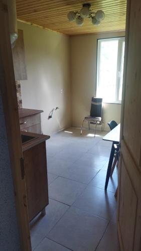 eine Küche mit Tisch und Stühlen in einem Zimmer in der Unterkunft Beso's in Mestia