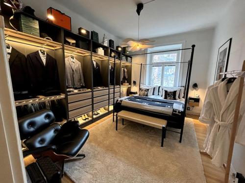 ein Zimmer mit einem Schrank und einem Bett darin in der Unterkunft Stockholm Urban Escape in Stockholm