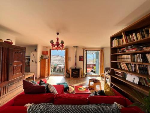 Cosy sun-drenched home, 5 min walk to Les Vans